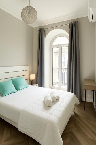 une chambre avec un grand lit blanc avec une fenêtre dans l'établissement Splendide appartement design plein centre nice climatisé - 3 chambres, à Nice