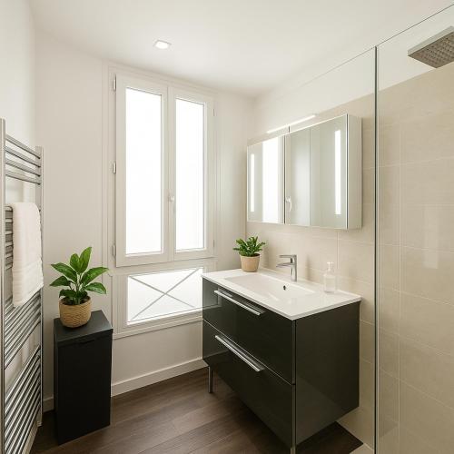 une salle de bain blanche avec un lavabo et une fenêtre dans l'établissement Splendide appartement design plein centre nice climatisé - 3 chambres, à Nice