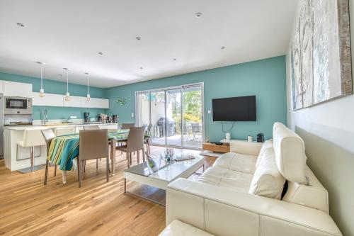 un salon avec un canapé blanc et une table dans l'établissement Villa Atlantica - Grayan, Médoc, à Grayan-et-lʼHôpital