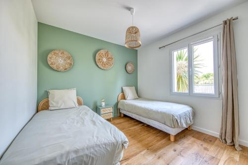 une chambre avec deux lits et une fenêtre dans l'établissement Villa Atlantica - Grayan, Médoc, à Grayan-et-lʼHôpital