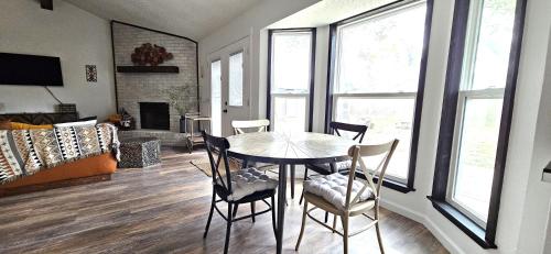 una sala da pranzo con un tavolo e sedie in una stanza di Breathe Easy Here in Buda 3bd 2ba Home a Buda