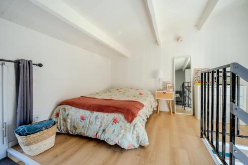 - une chambre avec un lit et un escalier dans l'établissement Appartement Samuel, à La Rochelle