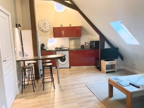 une cuisine avec une table et des chaises dans une pièce dans l'établissement Appartement au cœur du centre ville, à Saumur