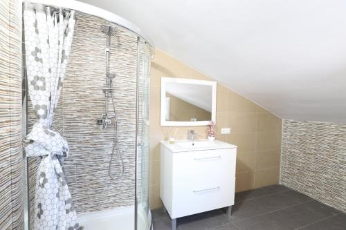 Ένα μπάνιο στο Spacious townhouse with terraces and pool in Sagunto