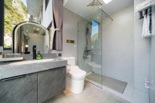 Un baño con ducha, inodoro y lavabo. en Fantasy Homestay, en Yangshuo