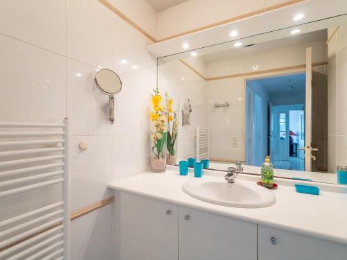 アルカションにあるArcachon, T3 lumineux avec 2 chambres, terrasse et parking privé - FR-1-319-7の洗面台と鏡のあるバスルーム