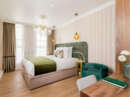 une chambre d'hôtel avec un lit et un bureau dans l'établissement Merveil - Luxury Suite - Marais - Lenoir I, à Paris