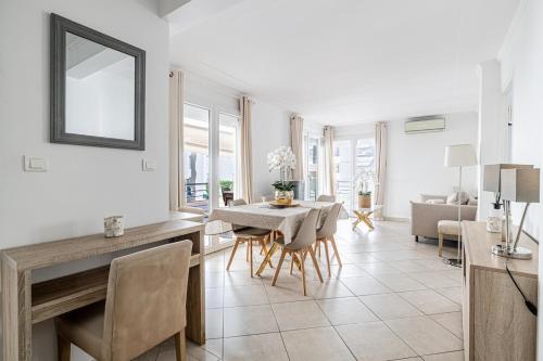 un salon avec une table et une salle à manger dans l'établissement 78 LERINS - Bel appartement 2 chambres sur la Croisette, à Cannes