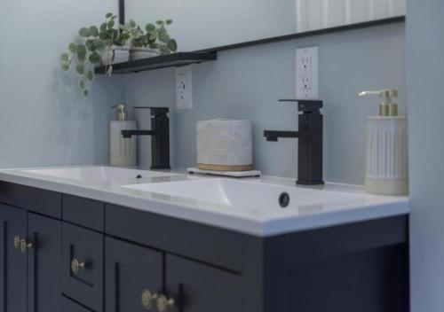 Un baño con un lavabo blanco y una encimera. en Hot Tub Game Room with Shuffleboard N64 Sleeps 8, en Parma Heights