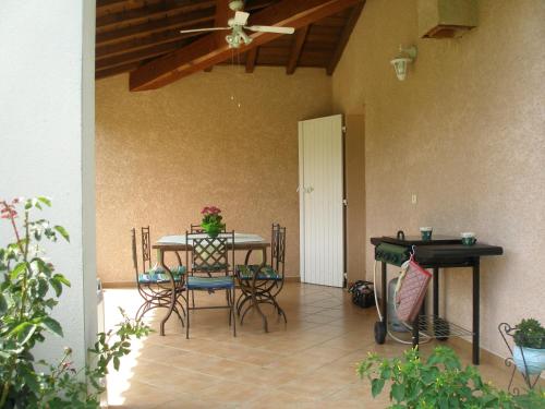 Photo de la galerie de l'établissement Maison d'architecte très agréable à vivre, à La Celle-sous-Gouzon
