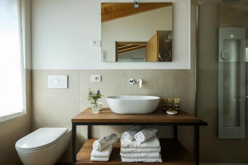 ein Badezimmer mit Waschbecken und Toilette in der Unterkunft Podere Sabaina, Private Villa mit Pool, Seeblick und 3 Wohneinheiten zur Alleinnutzung in Torri del Benaco
