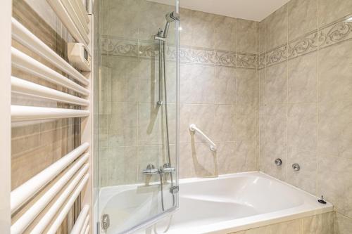 une salle de bain avec douche et baignoire dans l'établissement 78 LERINS - Bel appartement 2 chambres sur la Croisette, à Cannes