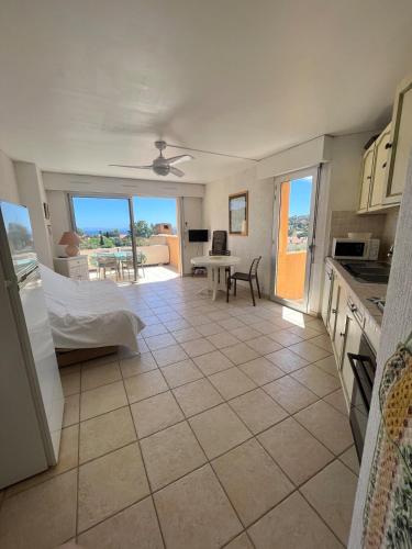 - une cuisine et un salon avec vue sur une table dans l'établissement Sea View Apartment, St Clair, au Lavandou