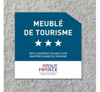 a blue and white sign on a wall at Charmante maison du vieux Coutainville, à 15mn à pied de la mer, classée 3 étoiles in Agon Coutainville