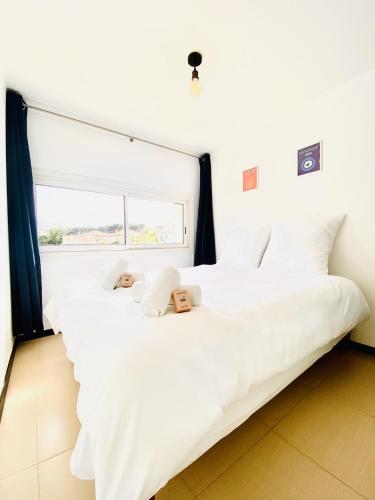 - une chambre avec deux ours en peluche sur un lit dans l'établissement À 1 voie piétonne de la plage, du centre et du port pour 1 à 4 personnes, à La Ciotat