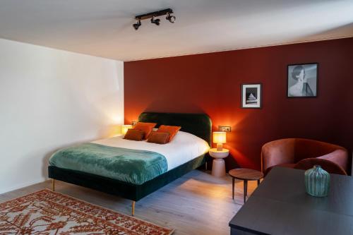a bedroom with a bed and a chair at Core - Corporate Studios by Weeklyflex in Strassen