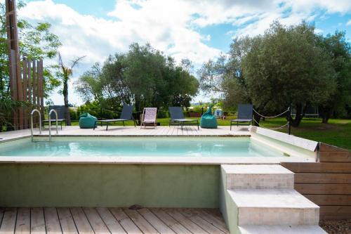 - une piscine avec des chaises et une balançoire dans l'établissement Batisse de vacance cadre exceptionnel, à Fréjus