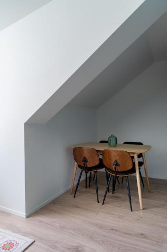 a table and chairs in a room with an attic at Core - Corporate Studios by Weeklyflex in Strassen