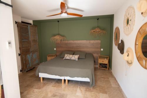 une chambre avec un lit et un ventilateur de plafond dans l'établissement Batisse de vacance cadre exceptionnel, à Fréjus