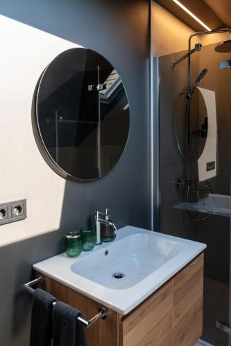 a bathroom with a sink and a mirror at Core - Corporate Studios by Weeklyflex in Strassen