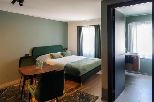 a bedroom with a bed and a table and a chair at Core - Corporate Studios by Weeklyflex in Strassen
