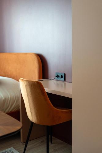 a bedroom with a desk and a chair next to a bed at Core - Corporate Studios by Weeklyflex in Strassen