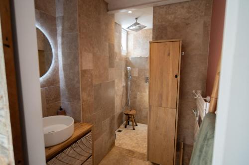 une salle de bain avec un lavabo, des toilettes et une douche dans l'établissement Batisse de vacance cadre exceptionnel, à Fréjus
