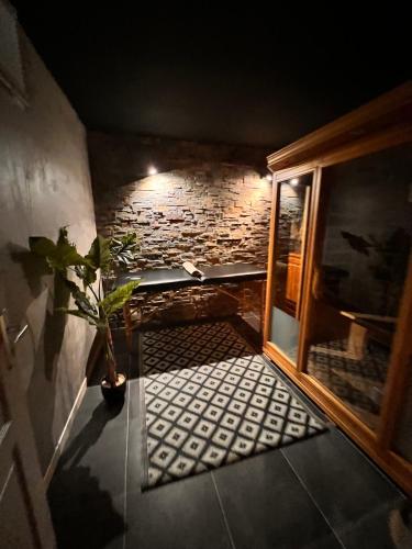 une chambre avec une fenêtre et une plante en pot dans l'établissement Casa-jungle Jacuzzi & Sauna Bord de mer, à Sausset-les-Pins