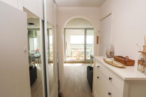 cocina con arco y comedor en Appart vue mer accès plage et piscine à 30m, en Saint-Cyprien