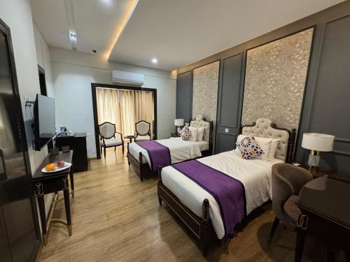 Кровать или кровати в номере RT Grace Royal Taj Hotel Sukkur