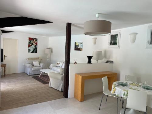 un salon avec une table et un canapé dans l'établissement Romantic cottage for couples, à Vence