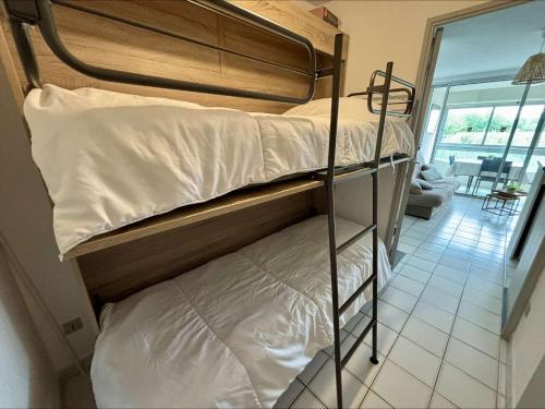 quelques lits superposés dans une chambre dans l'établissement Studio cabine 4 couchages ARGELES SUR MER AR580-174, à Argelès-sur-Mer