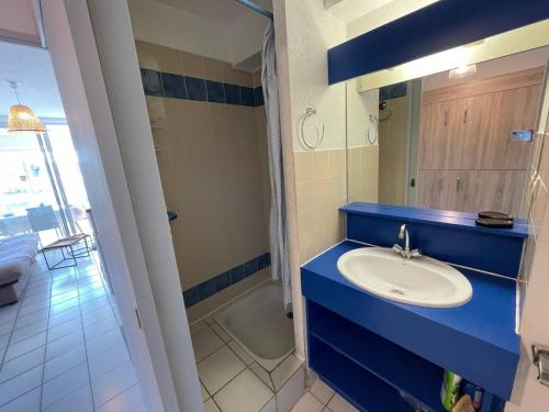 une salle de bain avec un lavabo bleu et une douche dans l'établissement Studio cabine 4 couchages ARGELES SUR MER AR580-174, à Argelès-sur-Mer