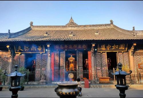 a temple with a statue in front of it at Kelly Jinyue Hotel in Chengdu