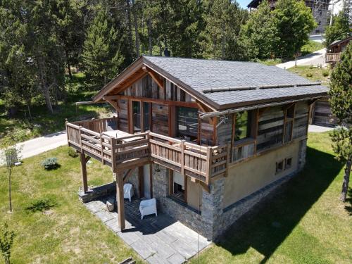 - une vue sur une maison dotée d'une grande terrasse dans l'établissement Chalets Collection Cachemire - Les Chalets Secrets, à Bolquère-Pyrénées 2000