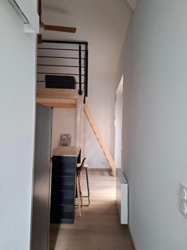 un appartement loft avec un bureau et un lit superposé dans l'établissement Chez Babeth, à Mâcon