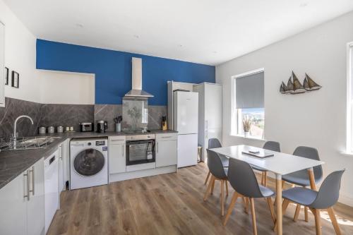 Dapur atau dapur kecil di Spacious 2 Bedroom Apartment in Saltash