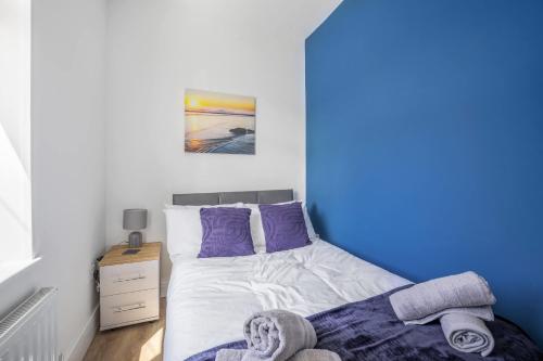 Katil atau katil-katil dalam bilik di Spacious 2 Bedroom Apartment in Saltash