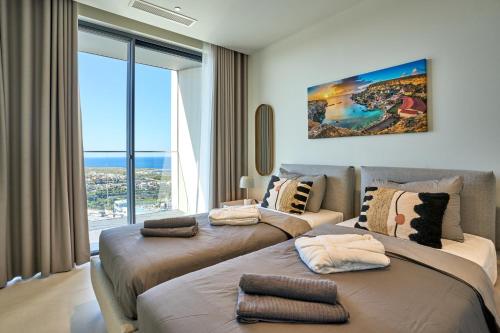 Posezení v ubytování High-Rise Elegance 18th Floor Apartment with Stunning Sea Views