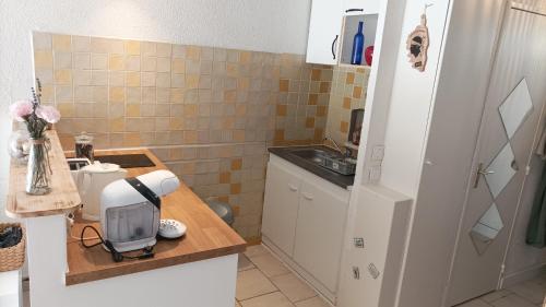 une petite cuisine avec un appareil blanc sur un comptoir dans l'établissement Villa club, à Sanary-sur-Mer