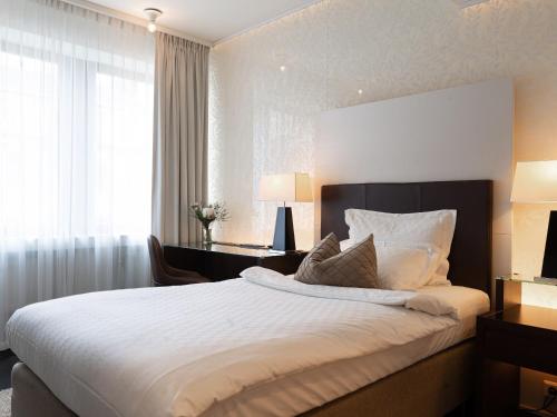 Postel nebo postele na pokoji v ubytování Elite Eden Park Hotel