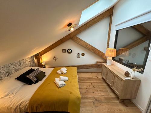 Un dormitorio con una cama grande y una ventana grande. en LOFT DES SABLES - Loft moderne à 50m de la plage, en Plouguerneau