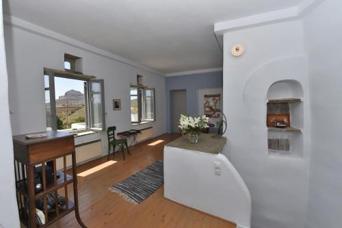 a kitchen and living room with a counter and a table at Spiti VERA in Tripótamos