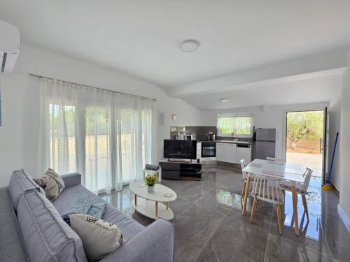 una sala de estar con un sofá y una mesa en Gavriel's house Eretria, en Eretria