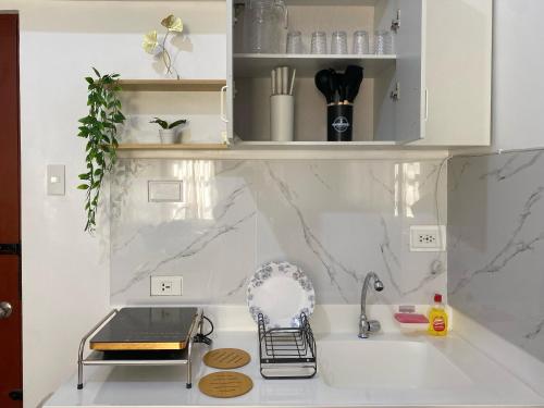 cocina con encimera y fregadero en Casa Solayá at Royal Oceancrest Condominium Mactan, en Lapu Lapu City