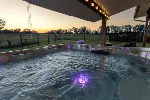 Bazén v ubytování Le Domaine de l'étang fourchu nebo v jeho okolí