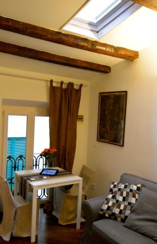 a living room with a couch and a table at Appartamento dei Sassetti in Savona