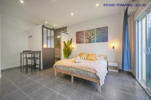 une chambre avec un lit et un tableau au mur dans l'établissement VCA House -5 appartements - 15Min Mer- Wifi-Clim, à Cannes