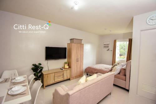Ένα ή περισσότερα κρεβάτια σε δωμάτιο στο Stylish Condo with Free Wifi & Netflix, Near Airport HMS3