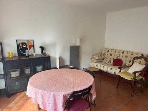 un salon avec une table et un canapé dans l'établissement Loft cosy au portes d'avignon, aux Angles (Gard)
